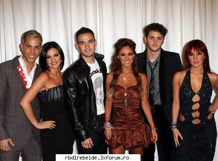 rbd-aun hay t� y yo
est� creciendo algo
en mi que t� un a lo mejor,
no vuelve a a flor de piel,
hay